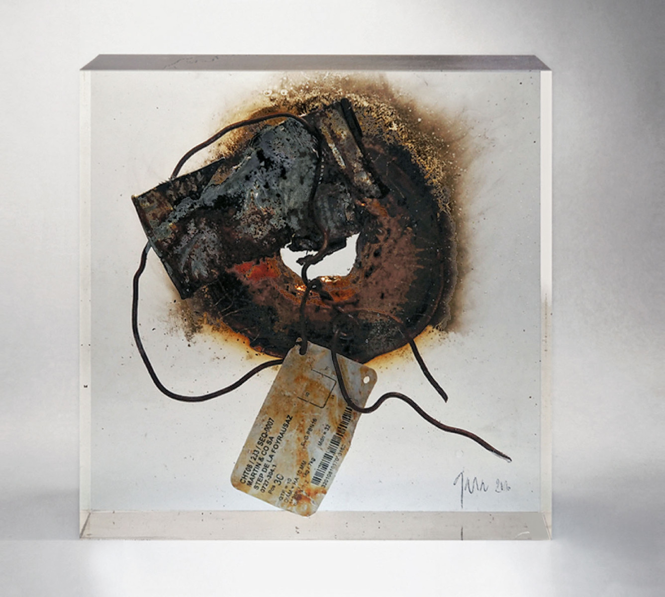 Envoi-perdu-bloc-de-plexiglas-avec-inclusion-30-x-30-x-7-cm-2010