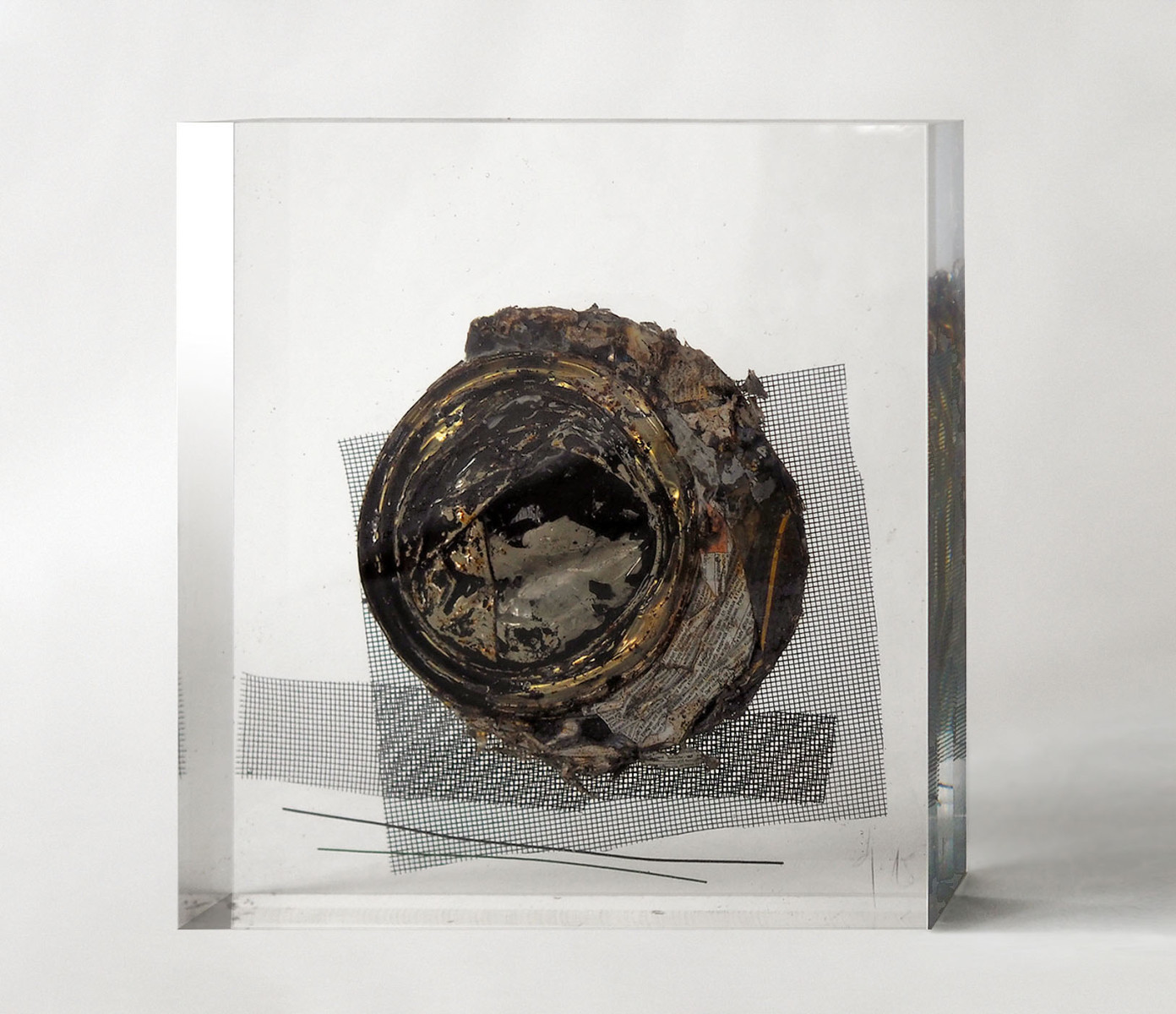 Sans-titre-bloc-de-plexiglas-avec-inclusion-24-x-24-x-5-cm-2015